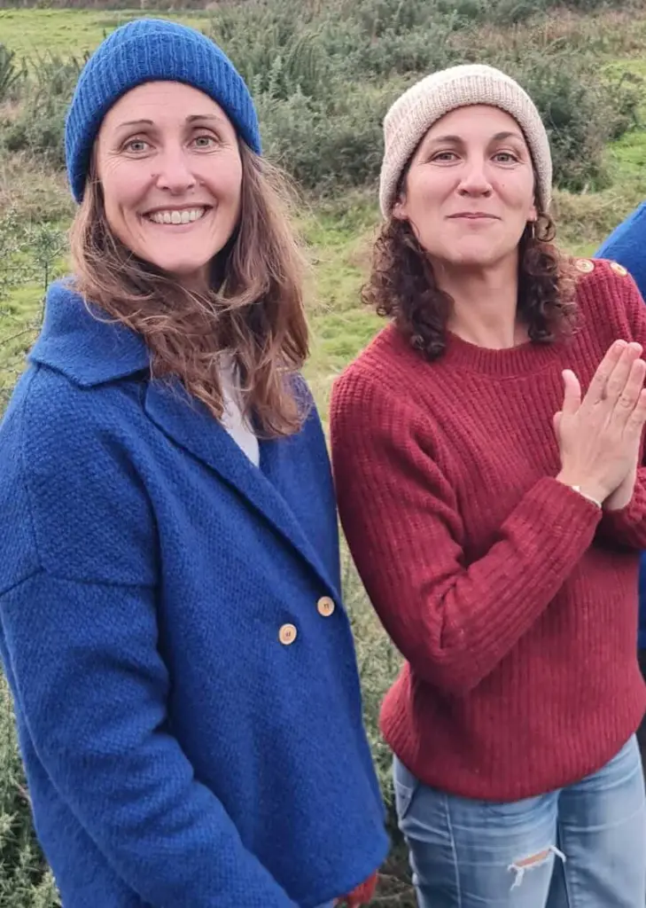 BonnetbleuBonnetBeigeVestebleupullRouge.webp